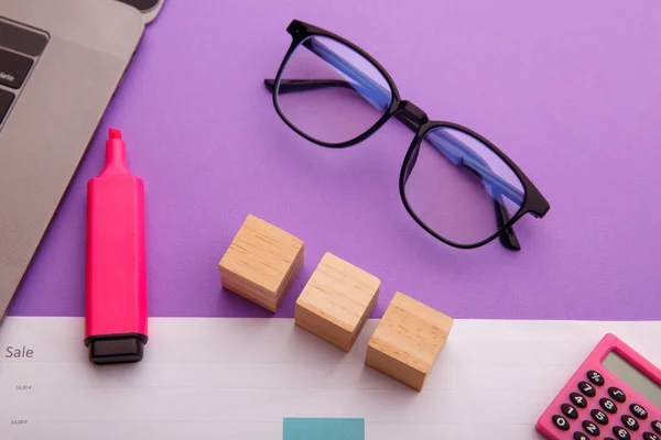 Tre blocchi di legno su un tavolo rosa. Posto di lavoro creativo — Foto Stock