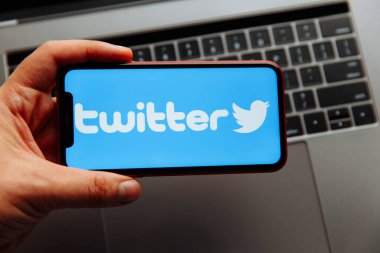 Tula, Rusya - 18 Ekim 2020: iPhone ekranında Twitter logosu