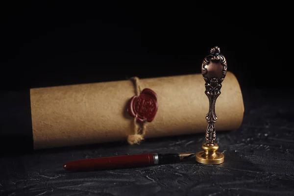 Antiguo sello de cera notarial, pluma y sello en una mesa — Foto de Stock