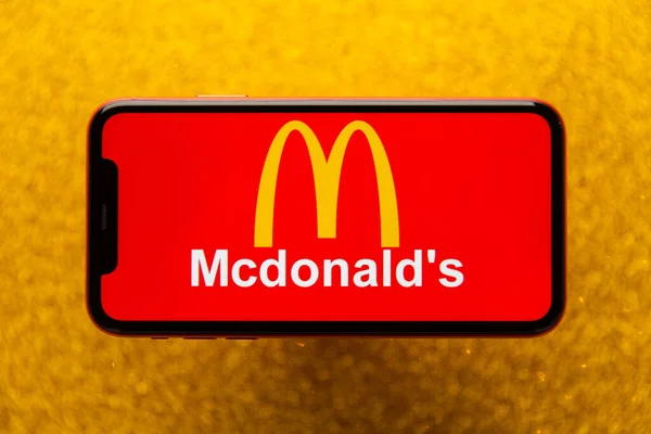 Тула, Россия - 04 ноября 2020 года: логотип McDonalds на дисплее iPhone — стоковое фото