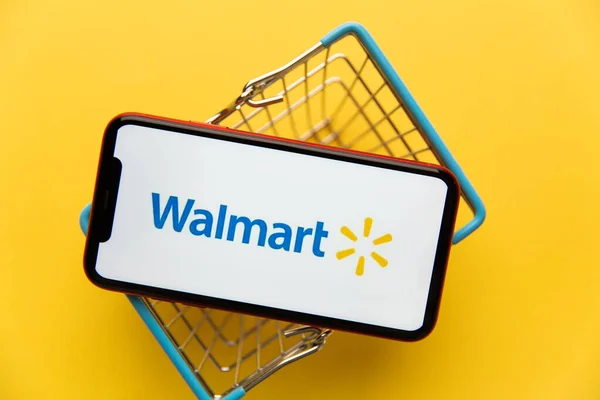 Tula, Rússia - 04 de novembro de 2020: Logotipo do Walmart na tela do iPhone — Fotografia de Stock