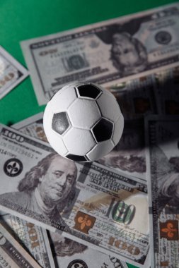 Futbol topu ve dokkar yakın plan çekimleri. Spor, kumar, para kazanma konsepti