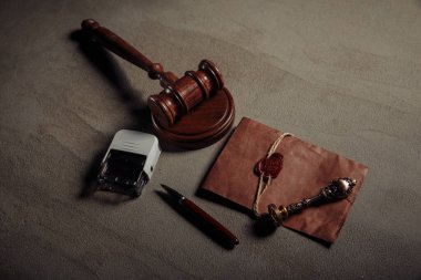 Noter mührü, kalem, tokmak ve noter onaylı belge. Yasallık kavramı.