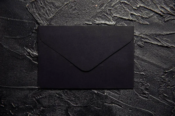 Koyu arkaplanda siyah bir zarf — Stok fotoğraf