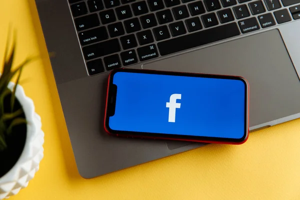 Tula, Rusia - 18 Oktober 2020: Logo Facebook pada tampilan iPhone — Stok Foto