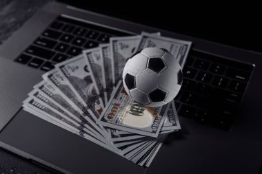 Bahisler ve kumar konsepti. Klavyede futbol topu