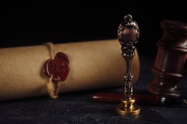 Noter kamu araçları yakın çekim. Damga ve tahta tokmak ile hukuk kavramı