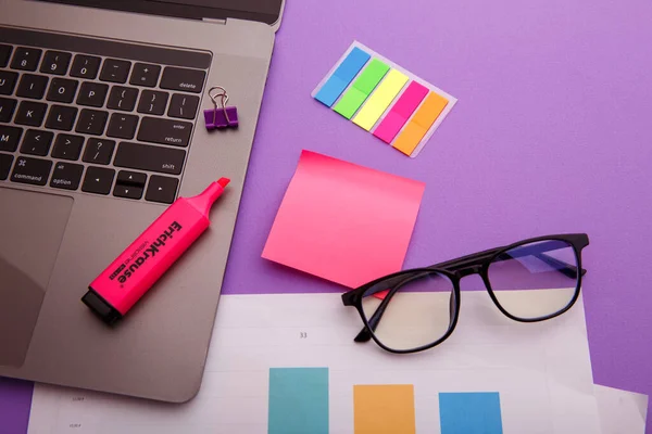 Posto di lavoro creativo con laptop, occhiali e nota adesiva rosa — Foto Stock