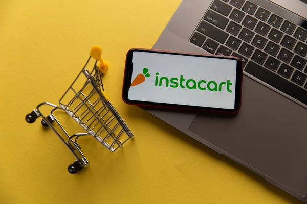 Tula, Rússia - 04 de novembro de 2020: logotipo Instacart na tela do iPhone — Fotografia de Stock