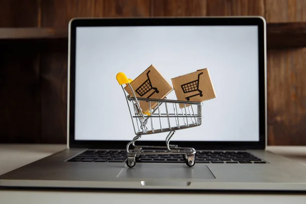 Carro con cajas de papel para la entrega a los clientes. Transacciones comerciales realizadas electrónicamente en Internet para la venta a distancia — Foto de Stock