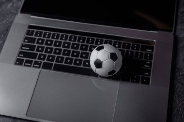 Klavyede futbol topu. Spor, kumar, para kazanma konsepti