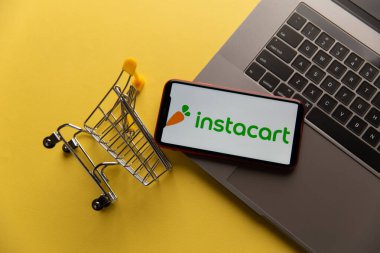 Tula, Rusya - Kasım 04, 2020: iPhone ekranında Instacart logosu