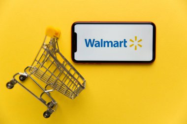 Tula, Rusya - Kasım 04, 2020: iPhone ekranında Walmart logosu