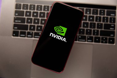 Tula, Rusya - 11 Kasım 2020: iPhone ekranında Nvidia logosu