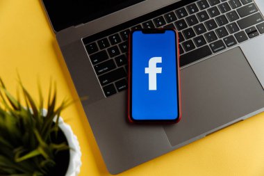 Tula, Rusya - 18 Ekim 2020: iPhone ekranında Facebook logosu