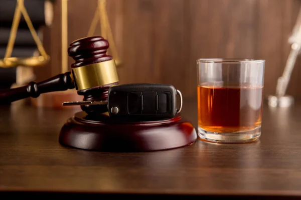 Whisky s klíčky od auta a želízka. Koncept pro pití a řízení motorových vozidel — Stock fotografie