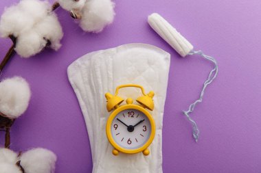 Günlük hijyenik pedler, tampon ve sarı alarm saati. Kritik günlerde kadınların hijyen koruması