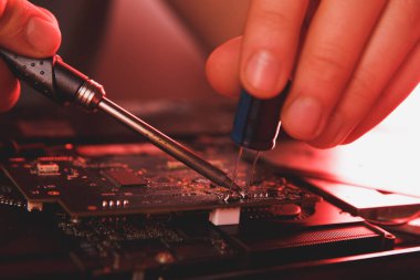 Bilgisayar donanım mühendisliği. Elektronik bileşen lehimleyen geliştirici