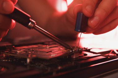 Bilgisayar donanım mühendisliği. Elektronik bileşen lehimleyen geliştirici