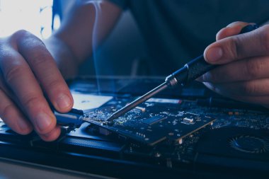 Bilgisayar donanım mühendisliği. Elektronik bileşen lehimleyen geliştirici