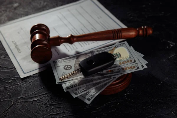 Car keys on dollar banknotes and wooden judge gavel — Stock Photo, Image