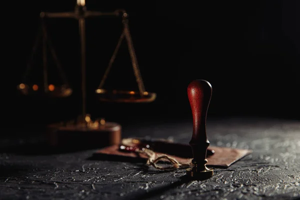 法と正義の概念。司法の規模、法廷でシールと木のスタンプと茶色の封筒 — ストック写真