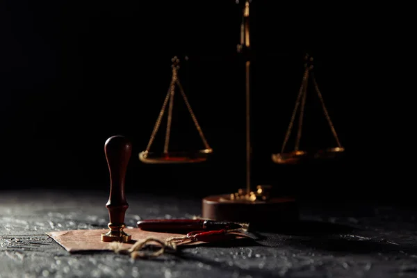 Prawo i sprawiedliwość. Wagi sprawiedliwości, koperta z pieczęcią i drewniany znaczek na stole — Zdjęcie stockowe