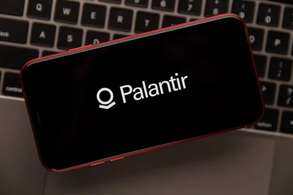 Tula, Russland - 11. November 2020: Das Logo von Palantir Technolgies auf dem iPhone-Display — Stockfoto