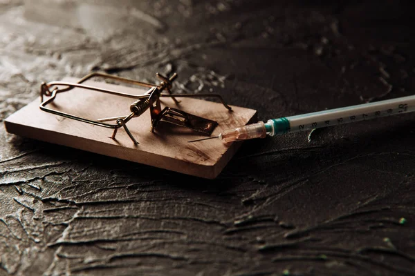Mousetrap com uma isca na forma de seringa close-up. Dependência e dependência de drogas — Fotografia de Stock