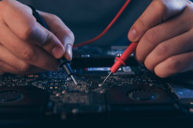 Bilgisayar donanım mühendisliği. Elektronik bileşen lehimleyen geliştirici