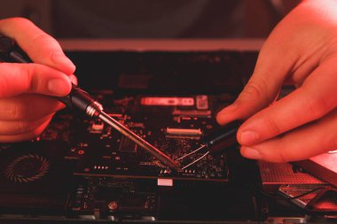 Bilgisayar donanım mühendisliği. Elektronik bileşen lehimleyen geliştirici