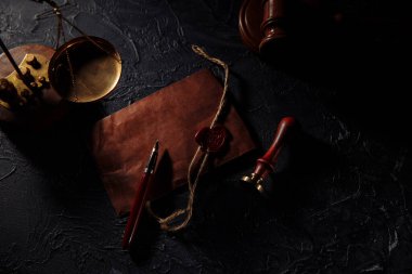 Noter aletleri. Adalet terazisi, zarf ve ahşap tokmak.