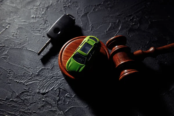 Martelo de madeira e carro de brinquedo com chaves de carro. Seguro, processo judicial — Fotografia de Stock