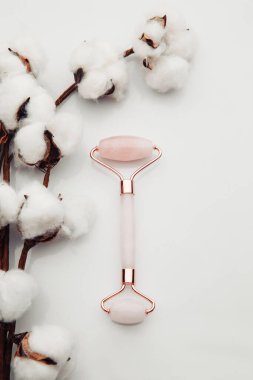 Yüz masajı için pembe yeşim taşı. Yaş, kaldırma ve tonlama tedavisi. Dikey resim