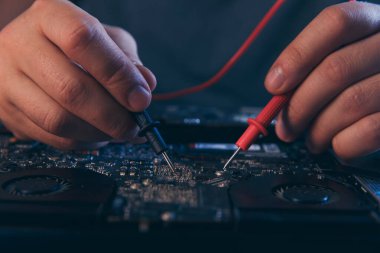 Bilgisayar donanım mühendisliği. Elektronik bileşen lehimleyen geliştirici