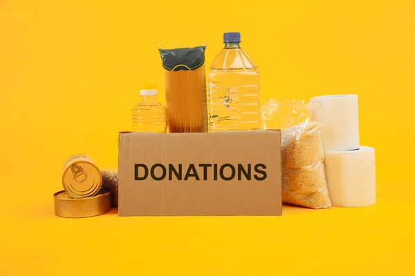 Charity und Spendenkonzept. Unterstützende Unterkünfte oder Lebensmittelspenden für Arme. Karton mit Lebensmitteln — Stockfoto