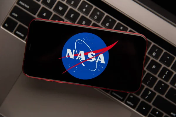 Tula, Rusia - 11 de noviembre de 2020: logotipo de la NASA en la pantalla del iPhone — Foto de Stock