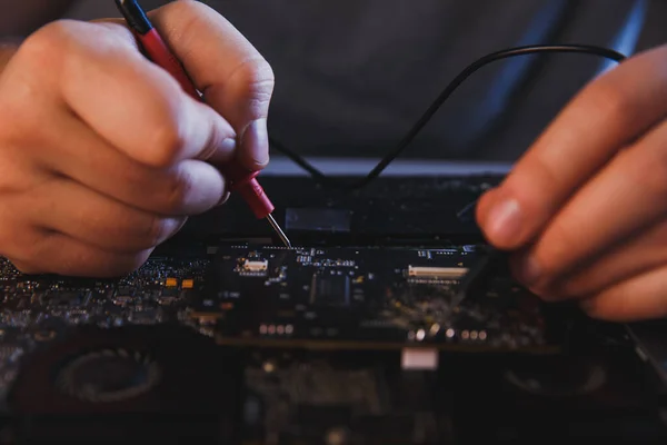 Ingeniería de hardware informático. desarrollador soldadura componente electrónico —  Fotos de Stock