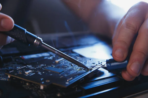 PC-teknologi. Computer reparation butik. Ingeniør udfører laptop vedligeholdelse. Hardwareudvikler fastsættelse af elektroniske komponenter. - Stock-foto