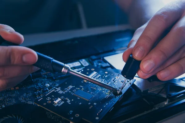 Bilgisayar tamir atölyesi. Mühendis dizüstü bilgisayar bakımını yapıyor. Elektronik bileşenleri tamir eden donanım geliştiricisi.