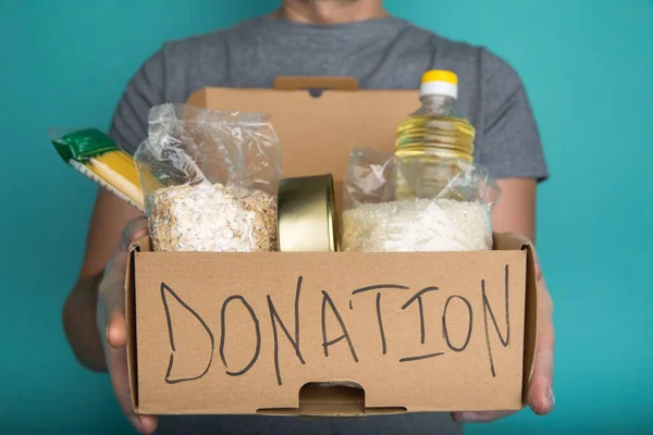 Caja de donaciones con alimentos. — Foto de Stock