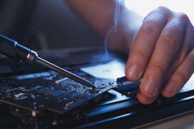 Bilgisayar donanım mühendisliği. Elektronik bileşen lehimleyen geliştirici