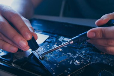 Bilgisayar donanım mühendisliği. Elektronik bileşen lehimleyen geliştirici