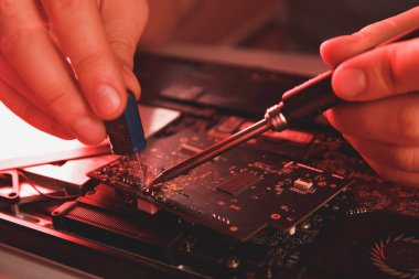 Bilgisayar donanım mühendisliği. Elektronik bileşen lehimleyen geliştirici