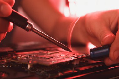 Bilgisayar donanım mühendisliği. Elektronik bileşen lehimleyen geliştirici
