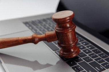 Hakimler dizüstü bilgisayarlarda tahta tokmak