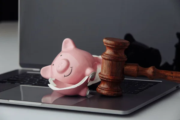 Rozbita świnka i drewniany młotek sędziego na laptopie. Koncepcja aukcji i upadłości — Zdjęcie stockowe