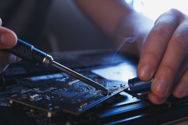 Bilgisayar donanım mühendisliği. Elektronik bileşen lehimleyen geliştirici