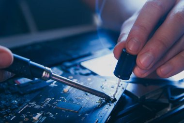 Bilgisayar donanım mühendisliği. Elektronik bileşen lehimleyen geliştirici