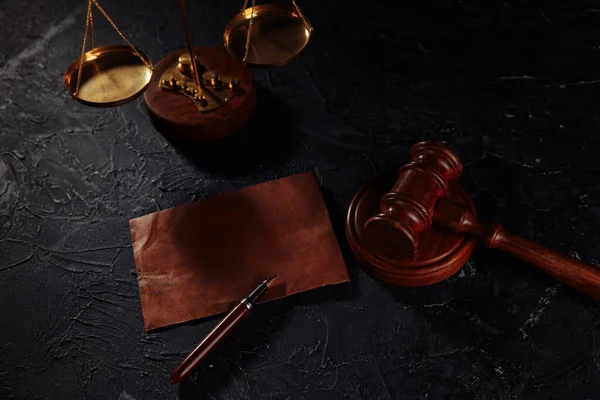 Publiczne narzędzia notarialne. Koncepcja prawa z łuskami, długopisem, kopertą i młotkiem — Zdjęcie stockowe
